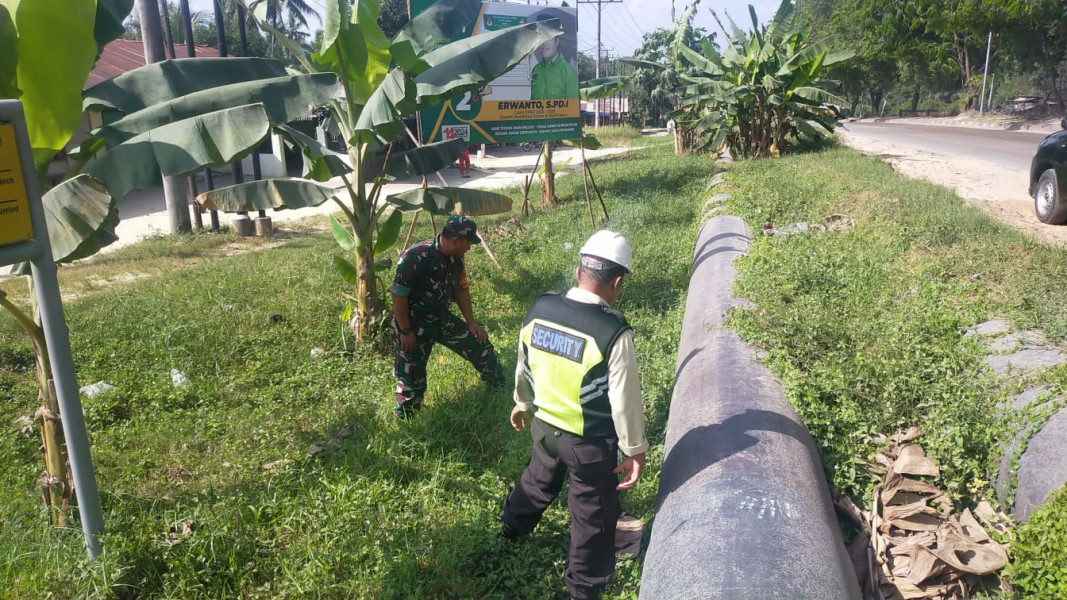 Bersama Dengan Security PT Pertamina, Sertu Jumat Desmanto Laksanakan Pengecekan Jalur Pipa Minyak