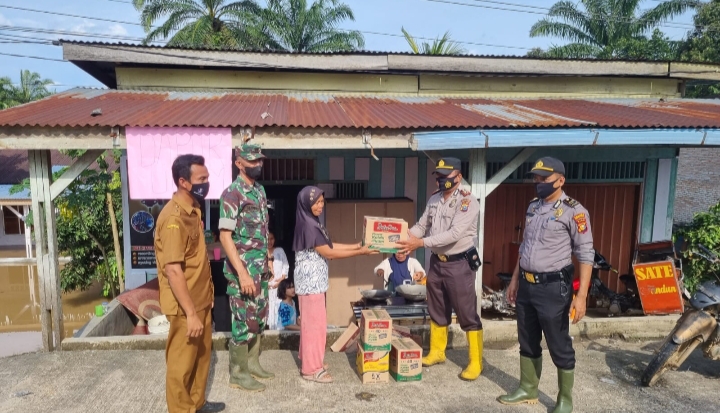 Jajaran Polsek Tandun Berikan Sembako Kepada Korban Banjir