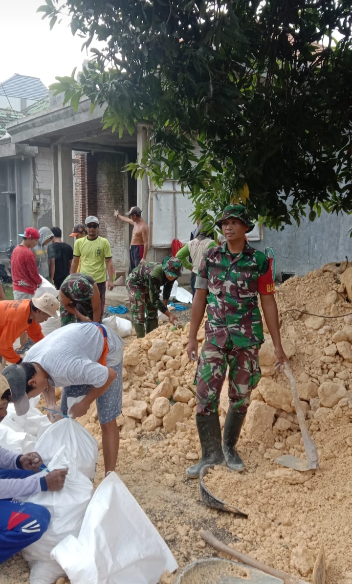 Jalin Sinergitas, TNI-POLRI Gotong Royong Bersama Warga Desa Tambahagung Kecamatan Tambakromo