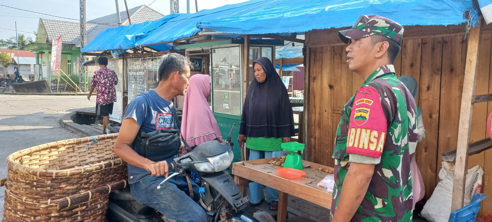 Babinsa Koramil 06 Merbau Tampung Aspirasi Masyarakat Dengan Komsos