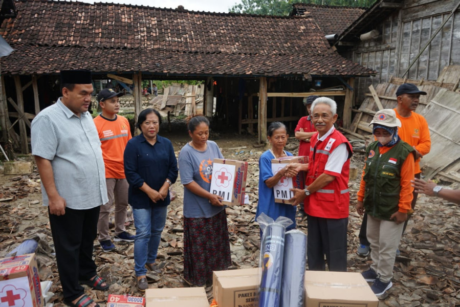 Jenguk Korban Banjir Bandang Jurangjero, Bupati Arief Serahkan Bantuan