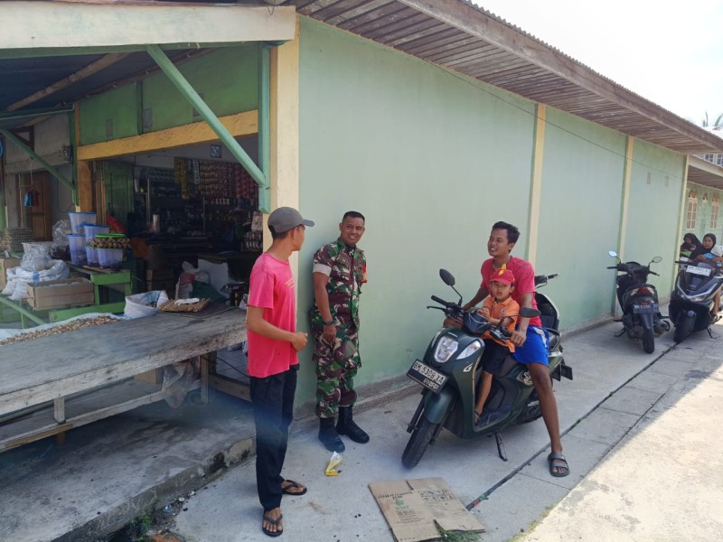 Babinsa Koramil 06/Merbau Rutin Komsos, Bangun Kedekatan dengan Masyarakat