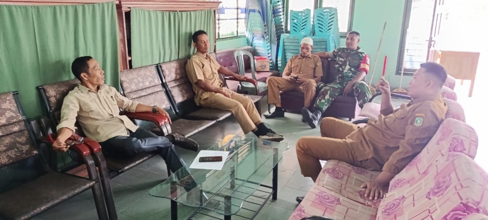 Babinsa Serda Syahrul Ajak Warga Teluk Belitung Jaga Nilai Pancasila Melalui Komsos