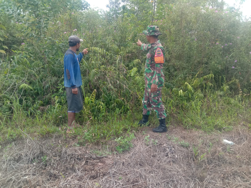 Babinsa Serda Priyo Sudarmo Turun ke Lapangan Tangkal Karhutla di RT 07