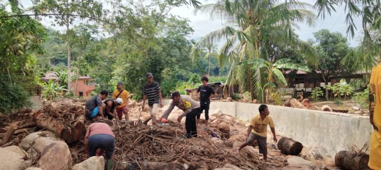Bahu Membahu Cegah Banjir Susulan, Bhabinkamtibmas Polres Sibolga Bersama Warga Bersihkan Sungai Aek Doras