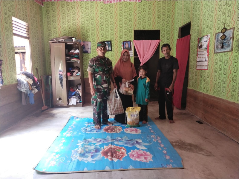 Perangi Stunting, Babinsa Koramil 03 Sungai Sembilan Bagikan Sembako di Tanjung Penyembal