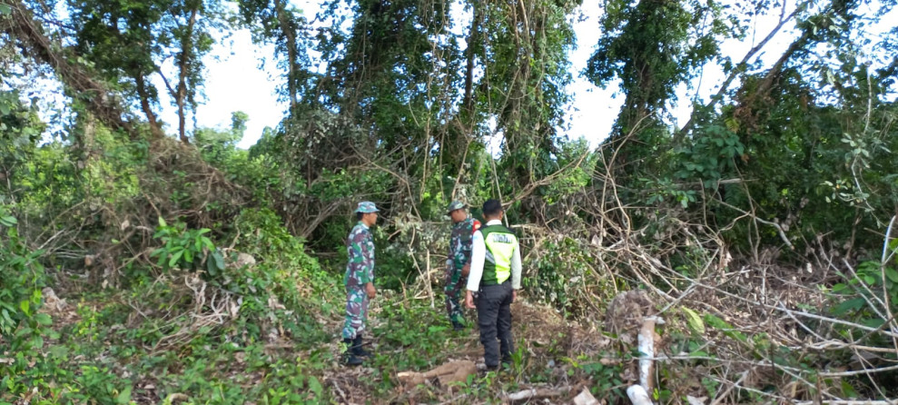 Bersama Masyarakat Tanjung Kulim, Babinsa Koramil 06 Merbau Melaksanakan Patroli Cegah Karhutla