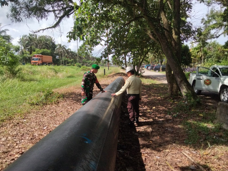Patroli Bersama Babinsa dan PT PHR, Antisipasi Gangguan Keamanan Jalur Pipa
