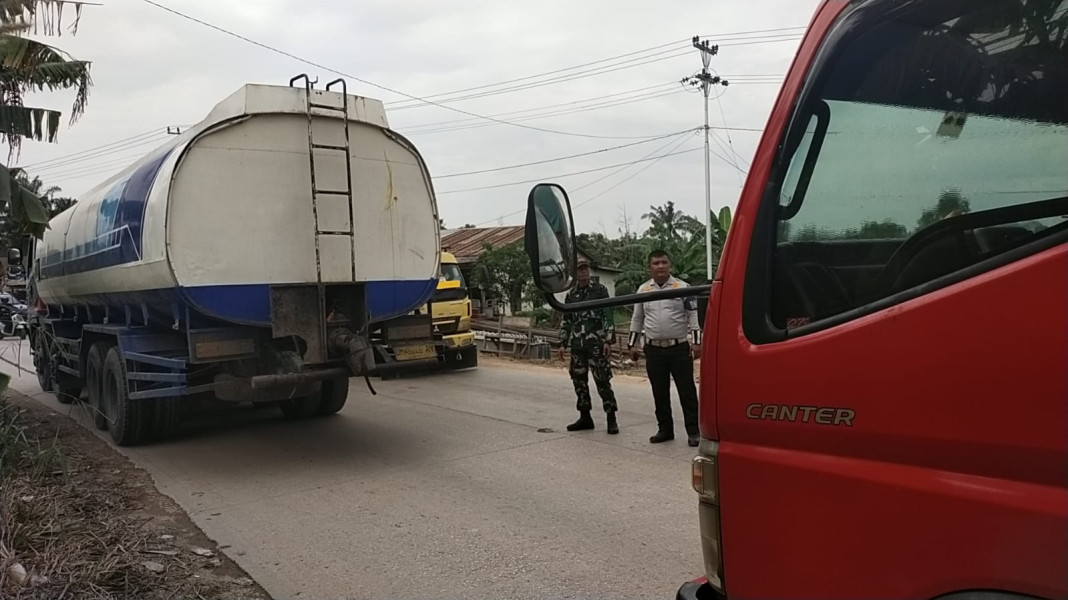 Upaya Pengaturan Lalu Lintas di Jalan Sungai Masjid, Babinsa Koramil 03 Terjun Langsung