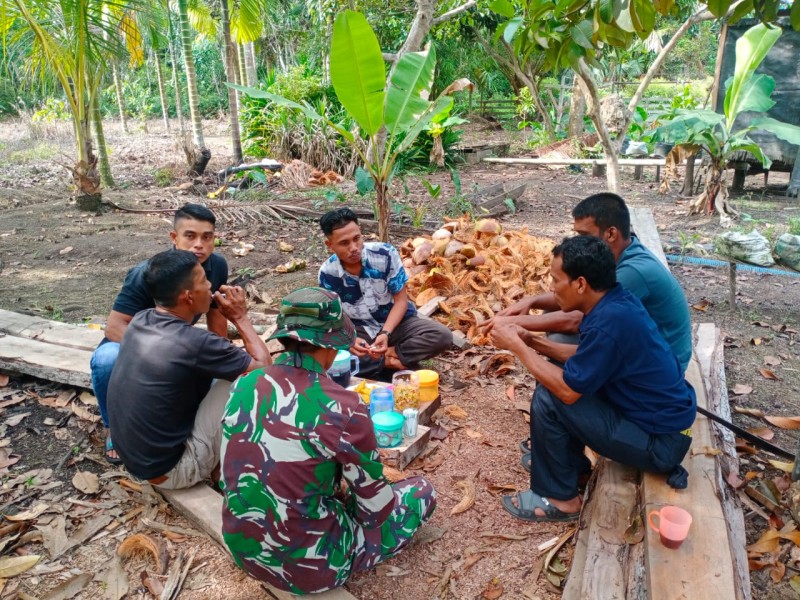Babinsa Koramil 06/Merbau Dorong Nilai Kebangsaan Lewat Komsos Bersama Warga