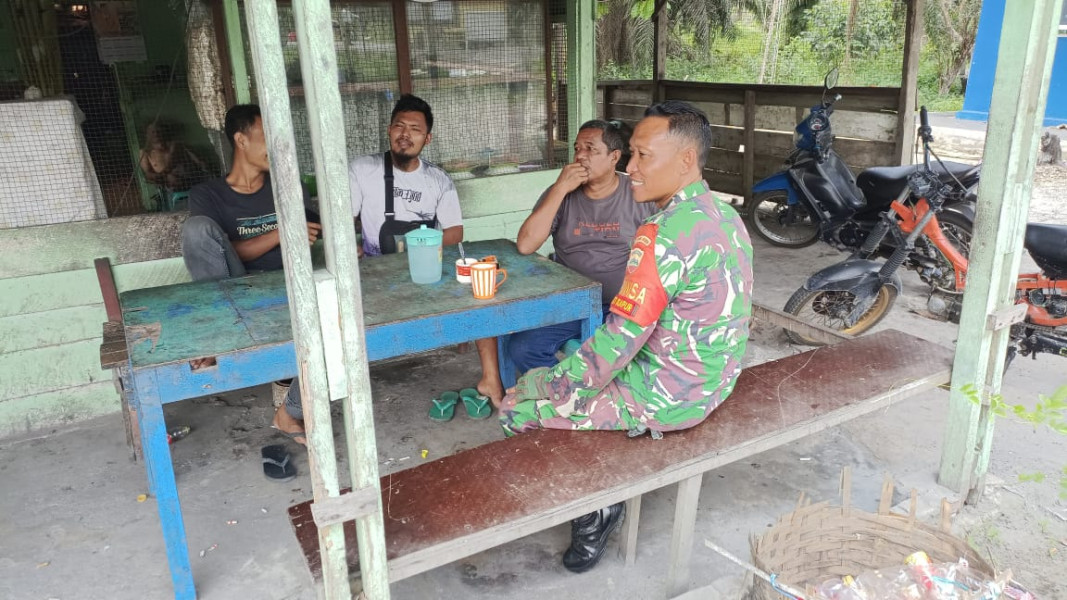 Patroli dan Sosialisasi Serda M Andi Dalam Mengedukasi Masyarakat Mengenai Karhutla