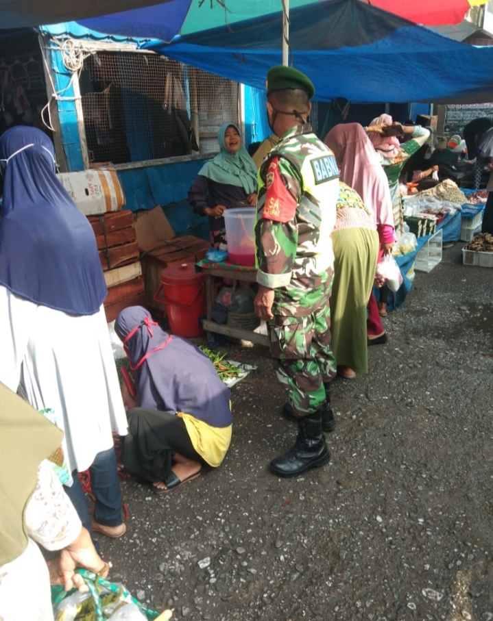 Babinsa Koramil 06/Sungai Apit Kembali Disiplinkan Protokol Kesehatan Di Pasar Sungai Apit