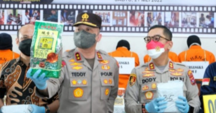 Diduga Terlibat Narkoba, Kapolri Batalkan lrjenpol Teddy Minahasa Sebagai Kapolda Jatim