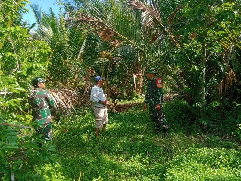 Babinsa Koramil 06 Merbau Ajak Masyarakat Peduli Terhadap Wilayahnya