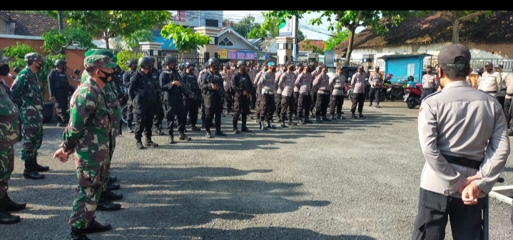 Ciptakan Kondusifitas Wilayah Jelang Pilkades, Polsek Kayen Apel Bersama Di Kantor Kecamatan