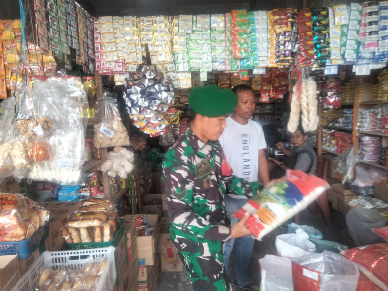 Babinsa Kelurahan STDI Lakukan Komsos dan Inspeksi Produk di Kedai Harian