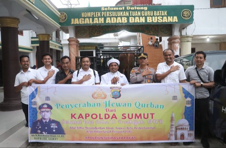 Kapolda Sumut Serahkan Sapi Kurban 600 Kg ke Persulukan Serambi Babussalam Simalungun, TGB: Jadikan Idul Adha Momentum Perkuat Persatuan Bangsa