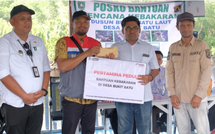 Kilang Pertamina Sungai Pakning Salurkan Bantuan untuk Korban Kebakaran di Dusun Bukit Batu Laut