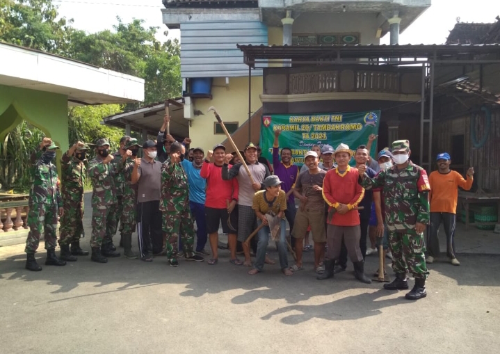 TNI Koramil 20/Tambakromo Laksanakan Karya Bhakti Bersama Warga di Desa Tambahagung