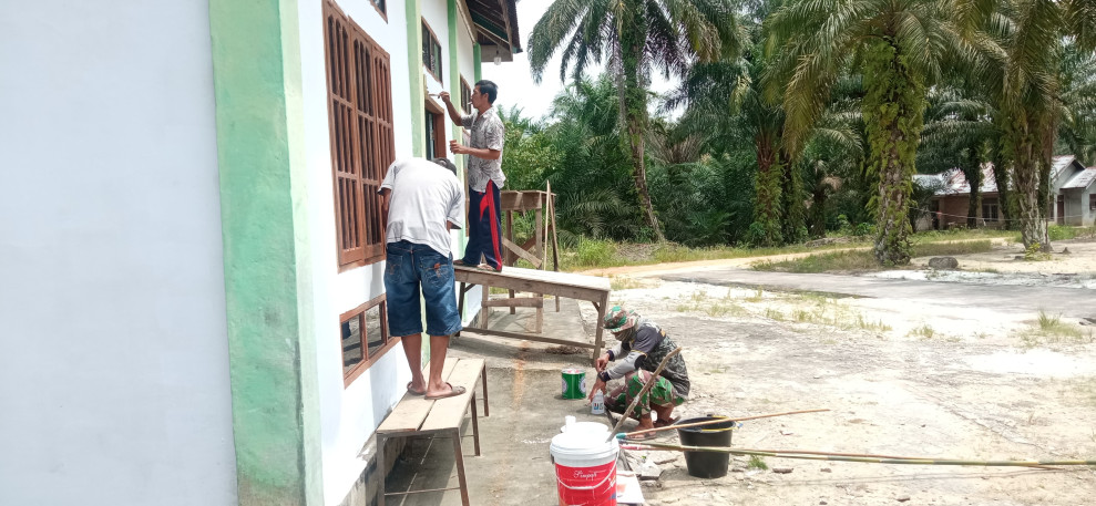 Bersama Masyarakat, Satgas TMMD ke 118 Mengecat Mushalla As-Salam