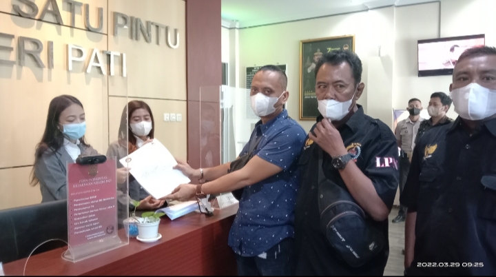 LSM Laskar Penjawi Resmi Laporkan Mantan Kades Banjarsari di Kejaksaan Negeri Pati 