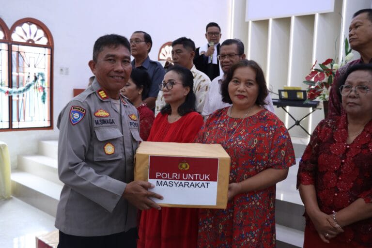 Keluarga Besar Polres Sibolga Laksanakan Natal Bersama Dengan Masyarakat, Bagikan Paket Natal Polri Kepada Warga Terdampak Banjir Dan Longsor