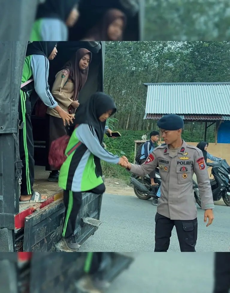 Brimob Sumut Antar Anak Sekolah di Garoga Pascabencana