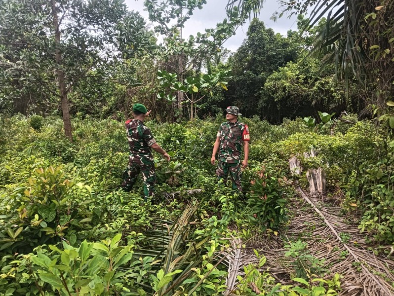 Serda Aldo dan Praka Yudi Ajak Warga Desa Mengkirau Cegah Kebakaran Hutan