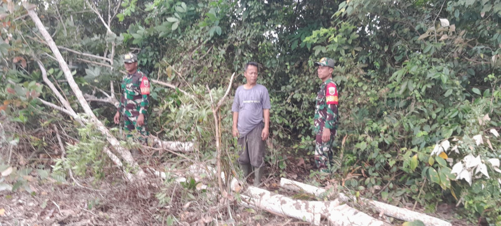 Pratu J. Hutagalung Pimpin Patroli Karhutla di Desa Semukut, Cegah Kebakaran Sejak Dini