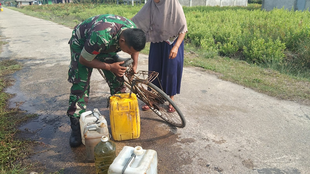 Babinsa Koramil 06 Merbau Bantu Mendistribusikan Air Bersih