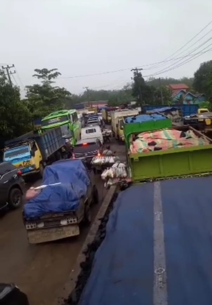 Mencekam, Jalan Lintas Tembesi Jambi Mencekam Mengalami Kemacetan Panjang