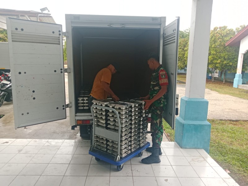 Babinsa Koramil 06/Merbau Kawal Pembagian 3.023 Porsi Makan Sehat untuk Siswa di Kepulauan Meranti