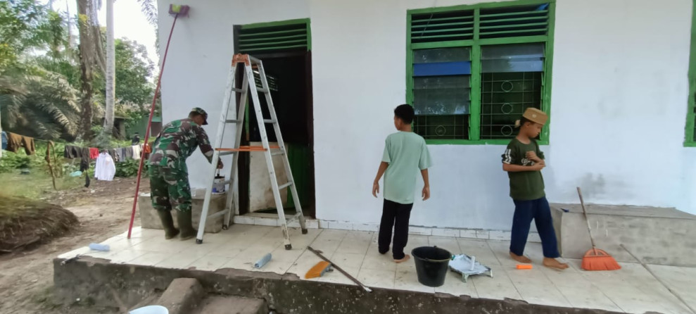 Gotong Royong, Babinsa Koramil 03 Percantik Panti Asuhan Al Barakah