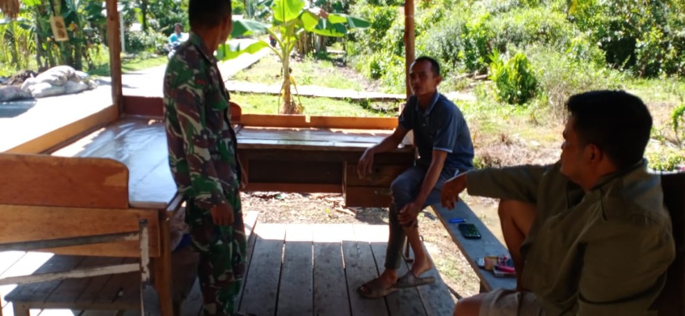 Bimbing Siskamling, Babinsa Dorong Pemuda Kampung Pancasila Aktif Jaga Lingkungan