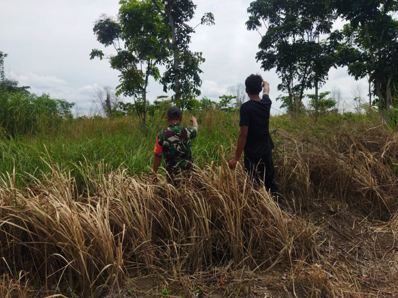 Sertu Abu Kosim Mengecek Wilayah Rawan Karhutla dan Sampaikan Sosialisasi