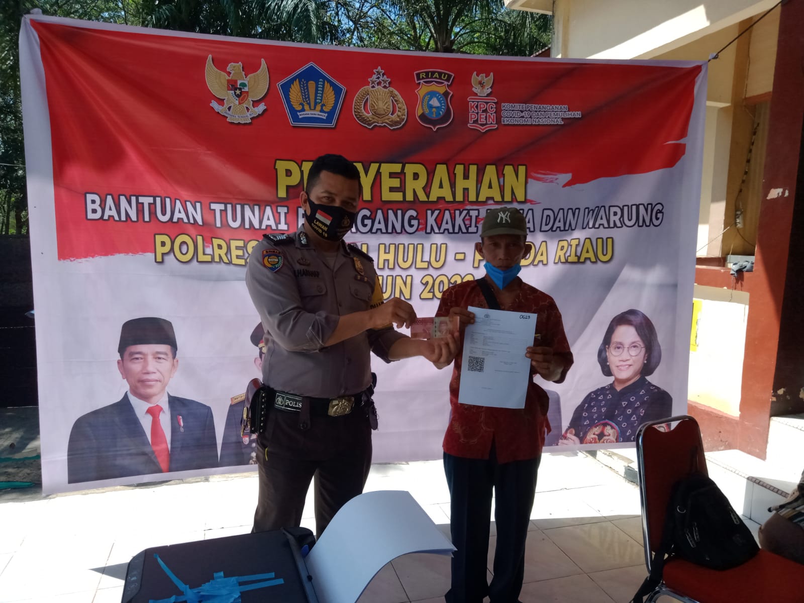 149 Warga di Kecamatan Tandun Terima Program Bantuan Tunai Pedagang Kaki Lima dan Warung