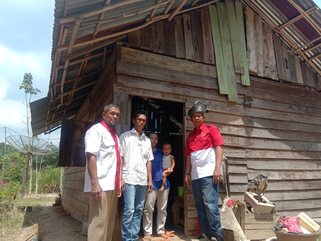 DPD PWRI Riau Dampingi DPC PWRI Rohil Berikan Bantuan Kepada Keluarga Kurang Mampu