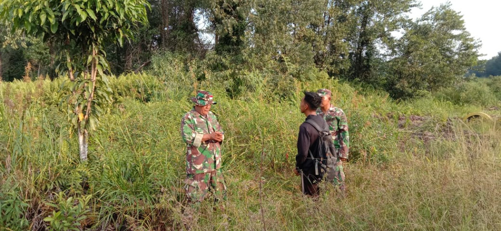 Kolaborasi Babinsa dan Warga Desa Bandul Dalam Upaya Pencegahan Karhutla