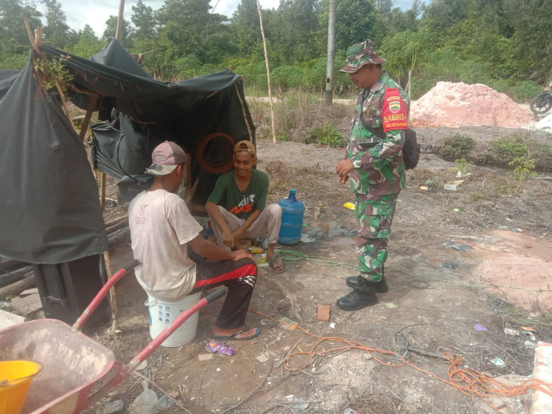Babinsa Teluk Makmur Serda Cerzakatno Berikan Pemahaman Bahaya Karhutla Kepada Masyarakat