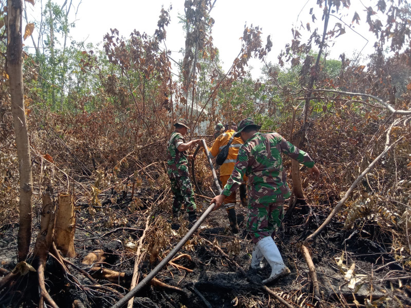 Serka Suandi dan Tim Lakukan Pendinginan Karlahut di Kelurahan Mekar Sari