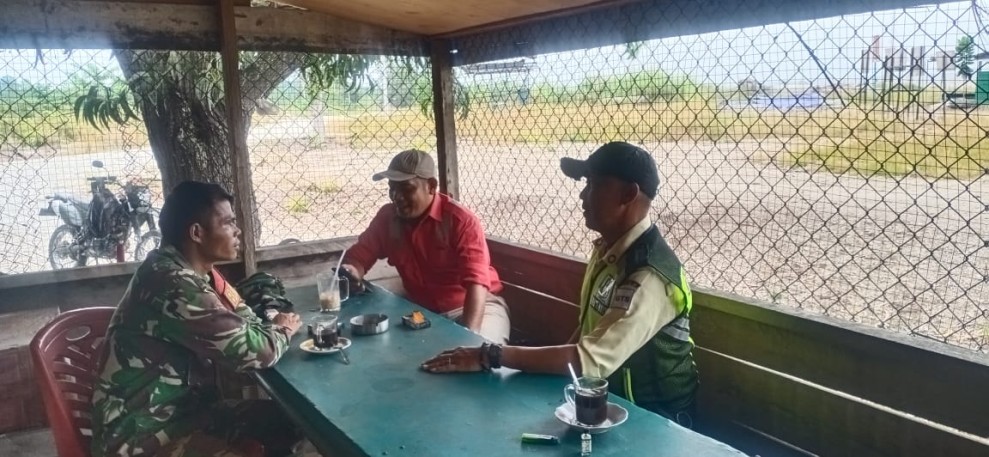 Babinsa Koramil 06/Merbau Teguhkan Nilai Pancasila, Warga Teluk Belitung Sambut Antusias Komsos