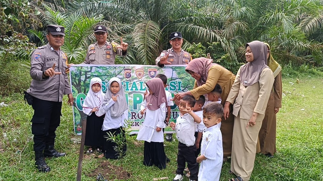 Konsisten Gencarkan Program Green Policing, Polres Rohul Beserta Polsek Jajaran Tanam Pohon Serentak di 29 Titik