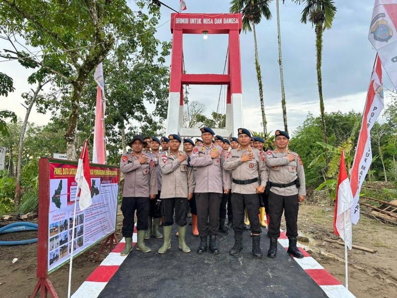 Jembatan Gantung di Batu Hula Kembali Terhubung, Brimob Polda Sumut Pulihkan Akses Vital Warga