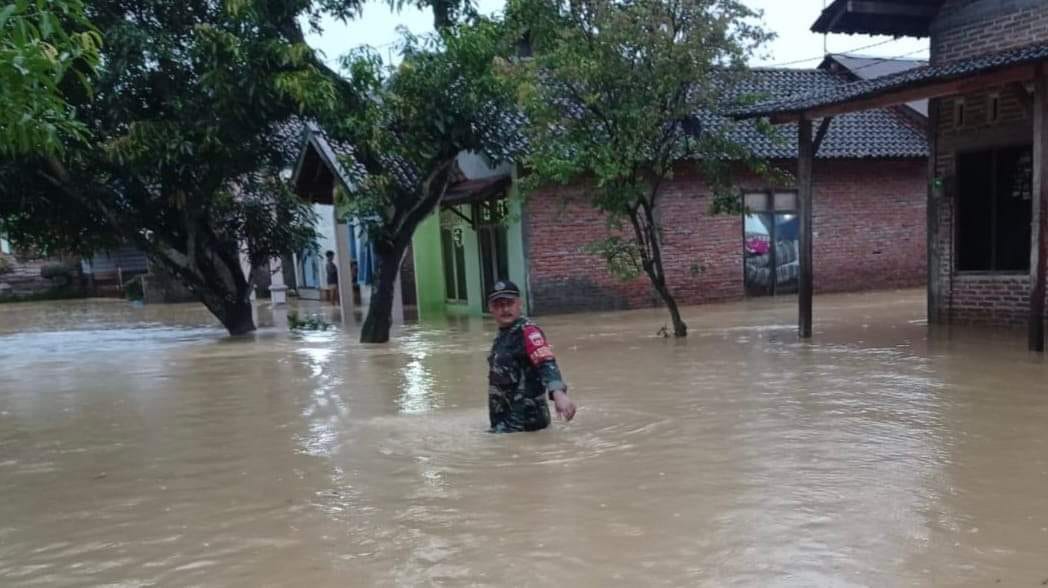 Babinsa Desa Kayen Basah Kuyup Di Lokasi Banjir