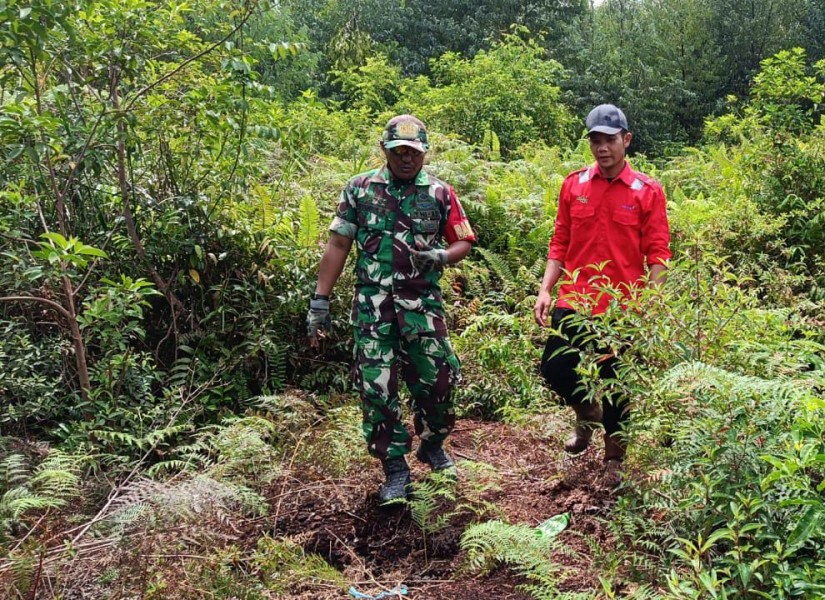 Babinsa Gencarkan Edukasi Larangan Membakar Lahan Saat Patroli Karhutla di Meranti