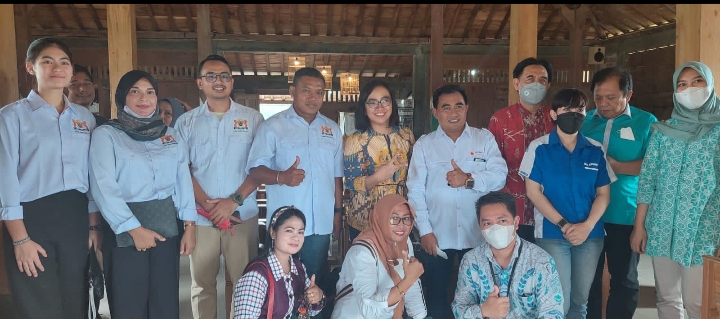 Ketua Umum ASPRINDO Dan KADIN Pati Foto Bersama Tim KUR BNI 46 Pati Di Resto Gasoline Food and Drink Pati 