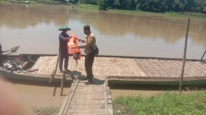 Peduli Keselamatan Warga, Bhabinkamtibmas Polres Blora Pantau Penyebrangan Tradisional Sungai Bengawan Solo