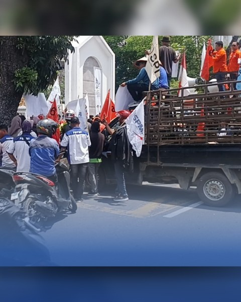 Brimob Polda Sumut Tampil Humanis dan Profesional, Kawal Penyampaian Aspirasi di Kantor Gubernur dengan Aman dan Kondusif