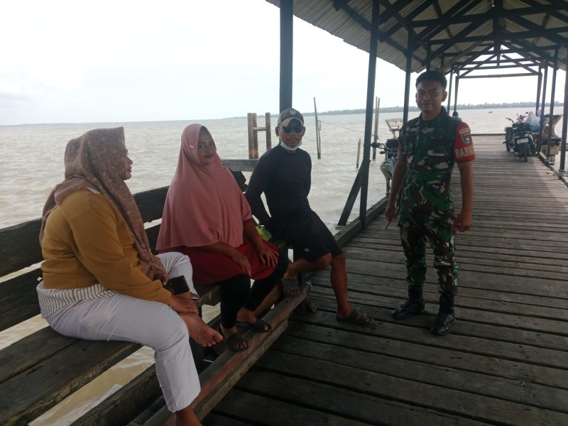 Lewat Komsos, Babinsa Pratu Hasibuan Ajak Warga Teluk Belitung Jaga Nilai Persatuan