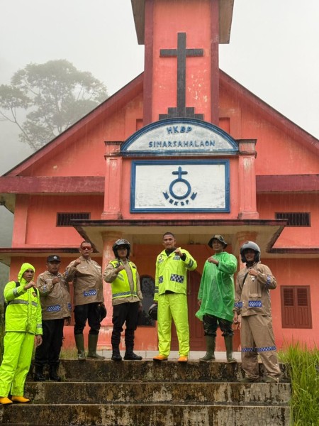 Kapolres Tapanuli Utara Tinjau Titik Longsor Parmonangan, Pastikan Warga Aman dan Evakuasi Berjalan